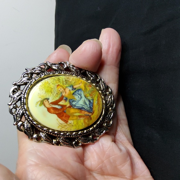 Vintage Porcelain courting couple brooch/pendant. - Picture 5 of 5